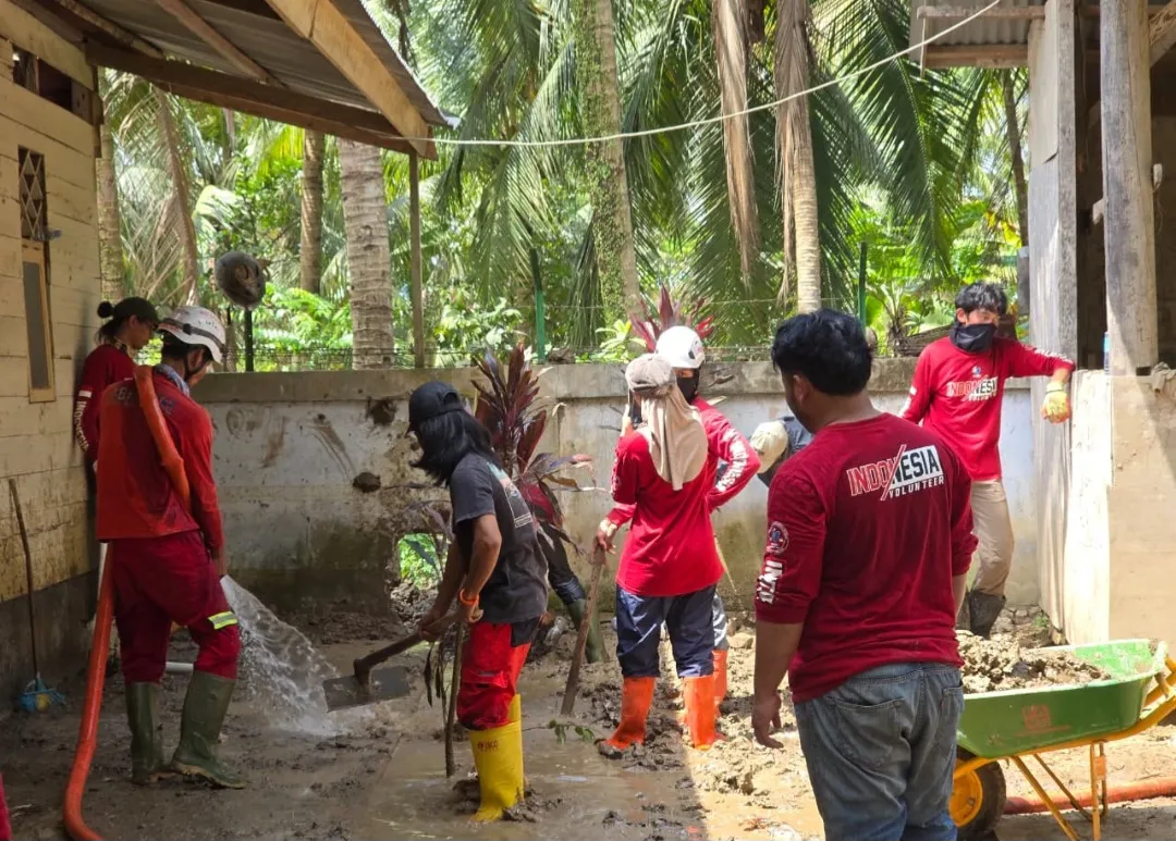 Relawan Tim Peduli Bersihkan Lumpur Sisa Banjir di Bireuen, Aceh