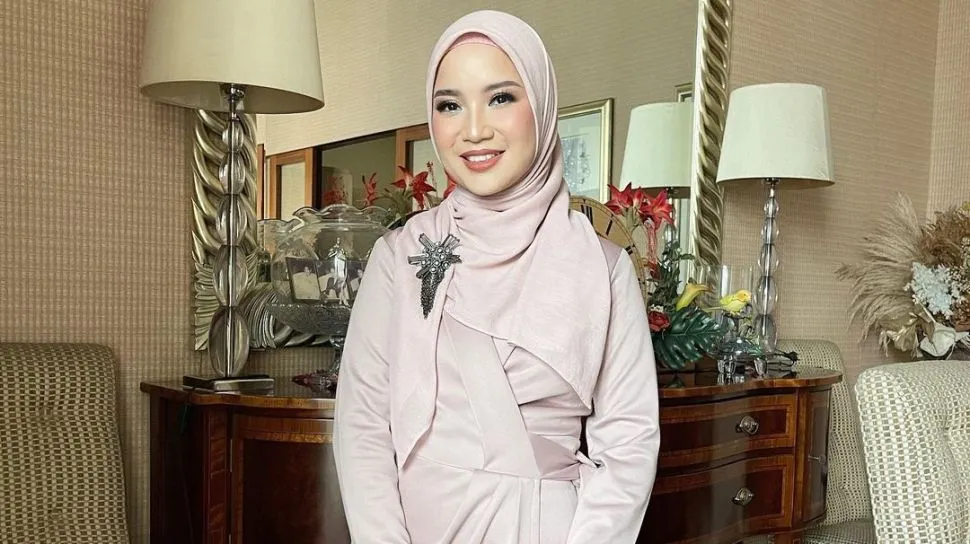 Chacha Frederica Haru Dampingi Suami Resmikan Renovasi Masjid Agung Kendal