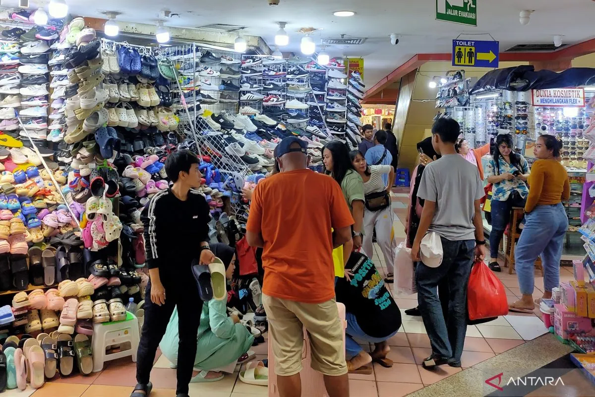 ITC Mangga Dua Tetap Ramai Meski Dikenal Sebagai Pusat Barang Bajakan