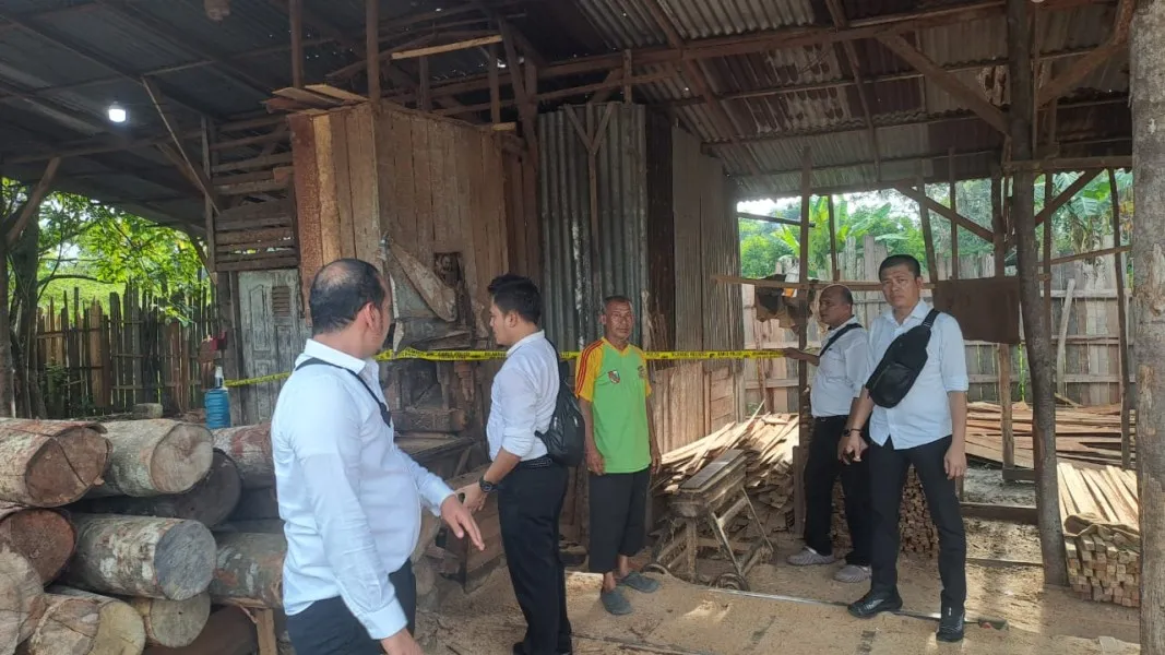 Polres Kampar Tindak Lanjuti Dugaan Sawmill Ilegal dengan Pengecekan dan Pemasangan Police Line