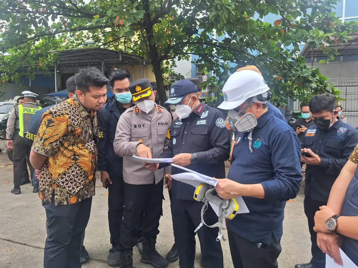Kapolres Tangsel Bersama Menteri LH Tinjau Kebakaran Gudang Pestisida