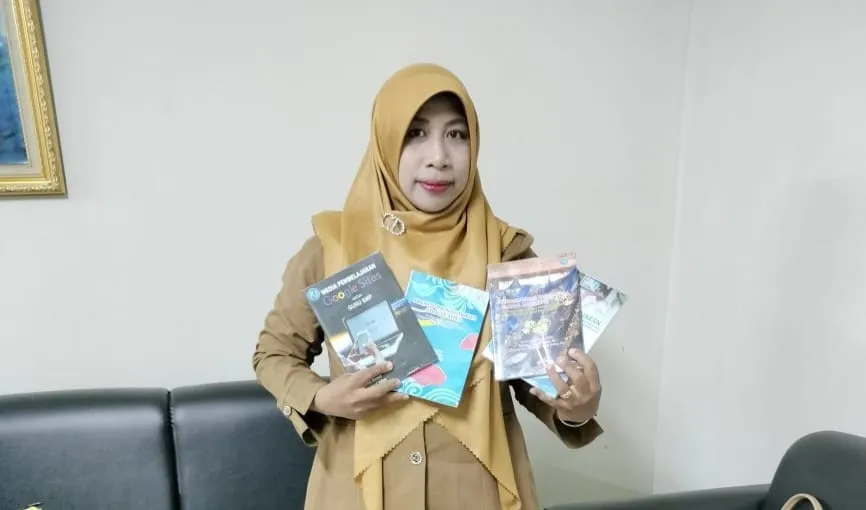 Dr. Sitti Suryani: Peneliti dan Penulis Buku Ragam Hias Budaya Makassar