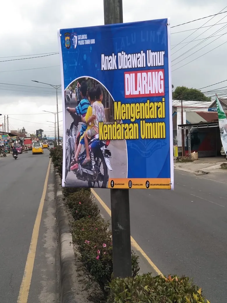 Polres Tanah Karo Pasang Banner Imbauan Lalu Lintas di Jalur Kabanjahe–Berastagi
