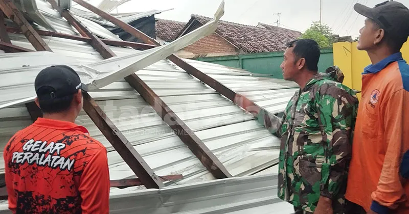 Puting Beliung Rubuhkan 20 Rumah di Desa Pohsangit Leres Probolinggo