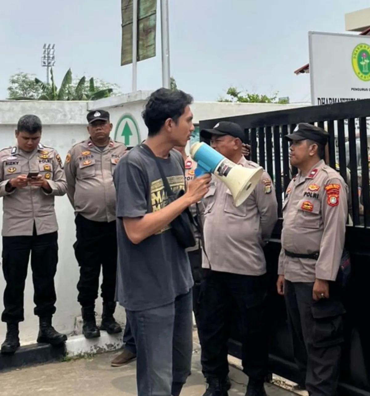 Kritik Terhadap Respons Wali Kota Bekasi Terkait Dirut Perumda Tidur Saat Rapat