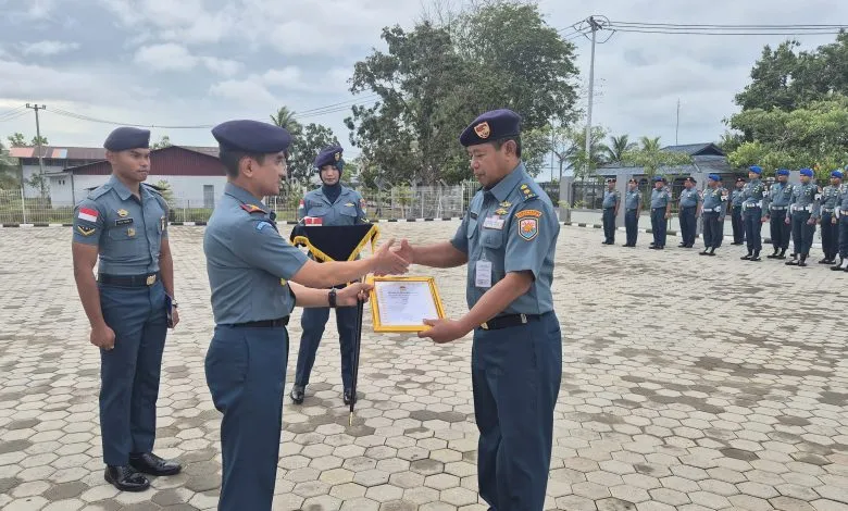 Prajurit Lanal Bintan Terima Penghargaan atas Keberhasilan Gagalkan Penyelundupan Narkotika