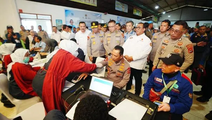 Kapolri Donor Darah dan Serahkan Bantuan Sosial di HUT KSPSI