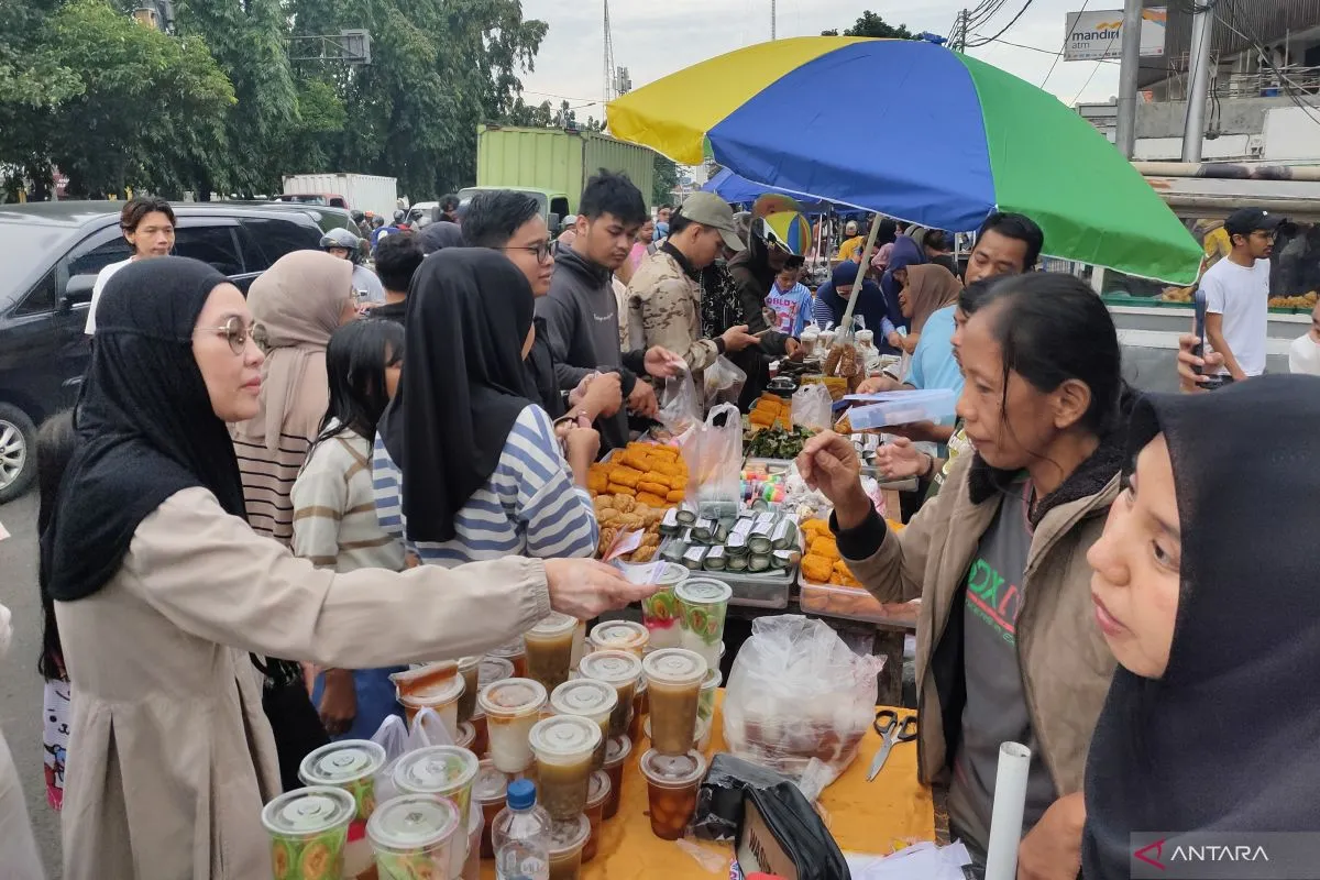 Warga Padati Lapak Takjil di Hari Pertama Ramadhan