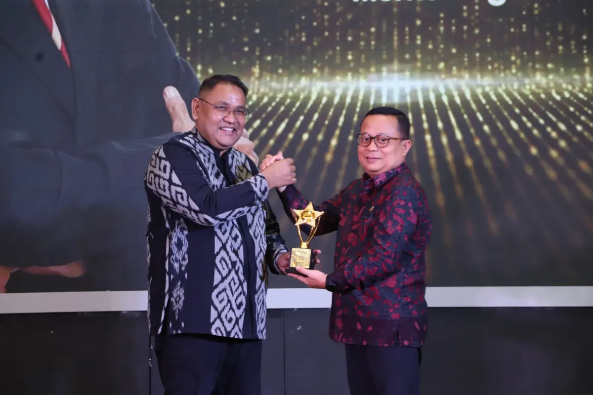 Menteri Agama Raih Penghargaan Golden Leader sebagai Penggerak Ekonomi Pesantren