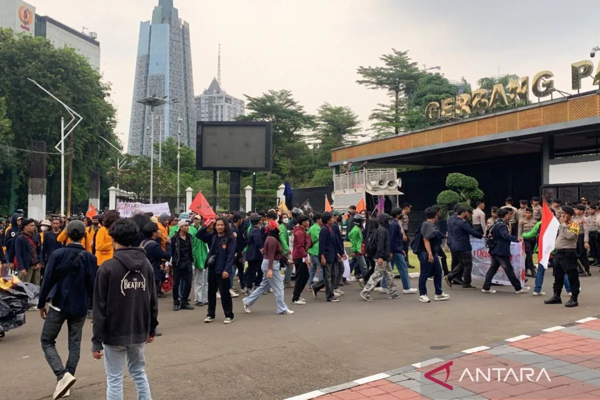 Ratusan Mahasiswa Gelar Aksi Unjuk Rasa di Gedung DPR/MPR RI