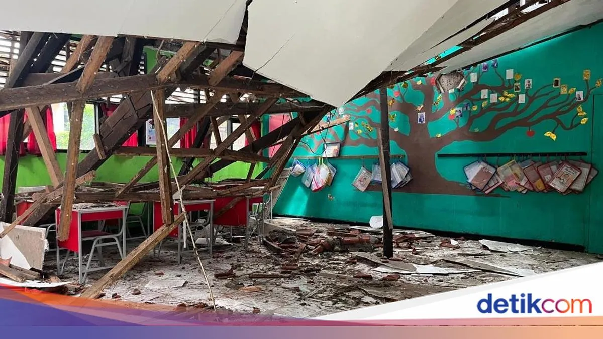 Belajar Daring di SDN Mekarjaya Depok Pasca Ambruknya Atap Kelas