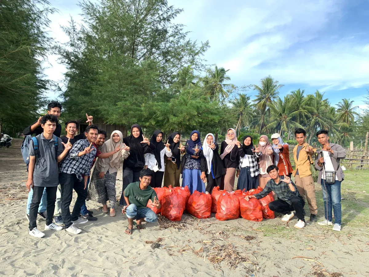 Ormawa FISIP UTU Gelar Bakti Sosial di Pantai Peunaga Pasi untuk Hari Lingkungan Hidup Sedunia