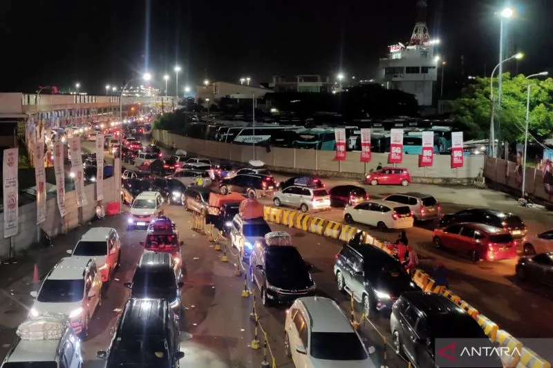 Kepadatan Pemudik Roda Empat di Dermaga Merak Meningkat Signifikan