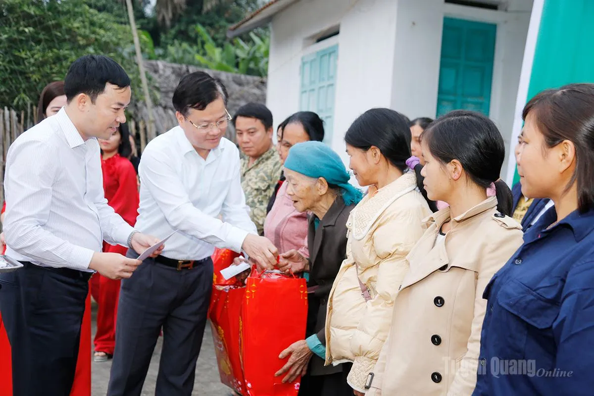 Tran Quang Minh Salurkan Hadiah Tết untuk Keluarga Miskin di Hung An