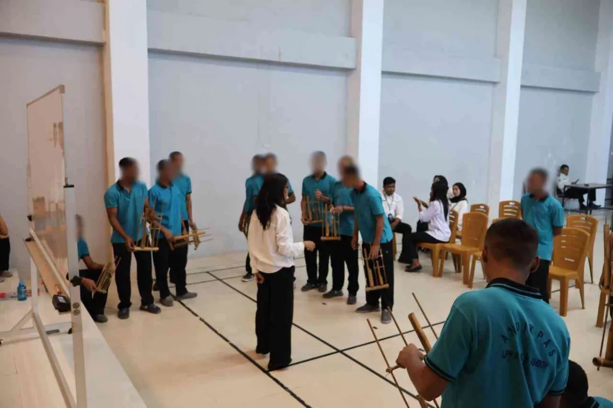 LPKA Ambon Latih Anak Binaan Bermusik Melalui Angklung