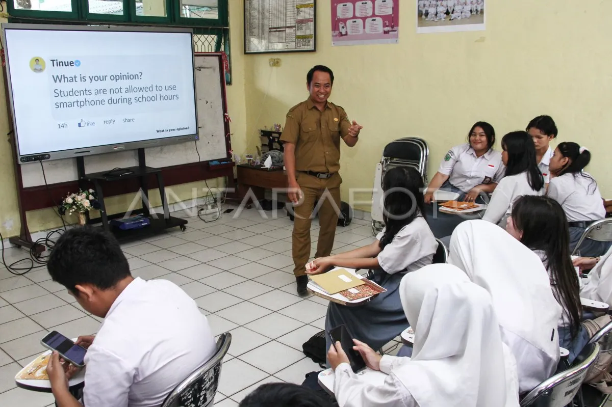 Kementerian Pendidikan Bagikan Smart Board dan Televisi untuk 15 Ribu Sekolah