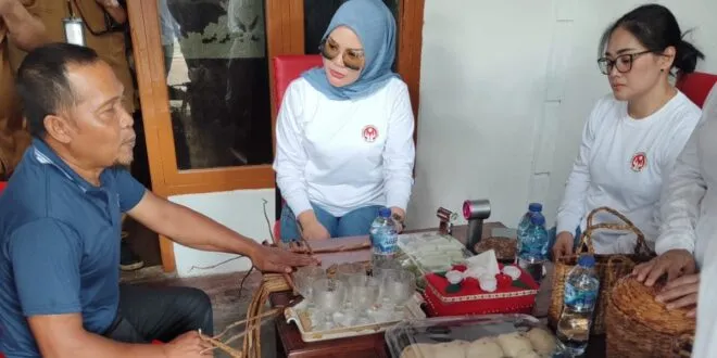 Kunjungan Ketua Dekranasda Kotamobagu ke Sentra Kerajinan Arya Krinas di Moyag