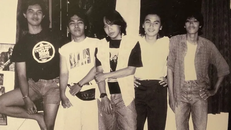 Ari Lasso Unggah Foto Jadul, Netizen Soroti Miripnya dengan Rossa