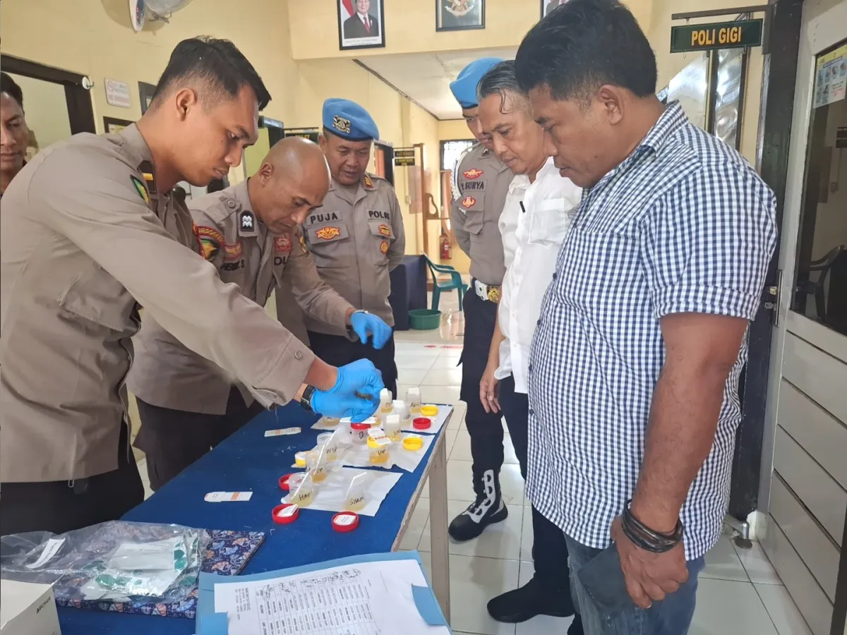 Personil Satres Narkoba Polres Sumbawa Jalani Tes Urine untuk Cegah Penyalahgunaan Narkoba