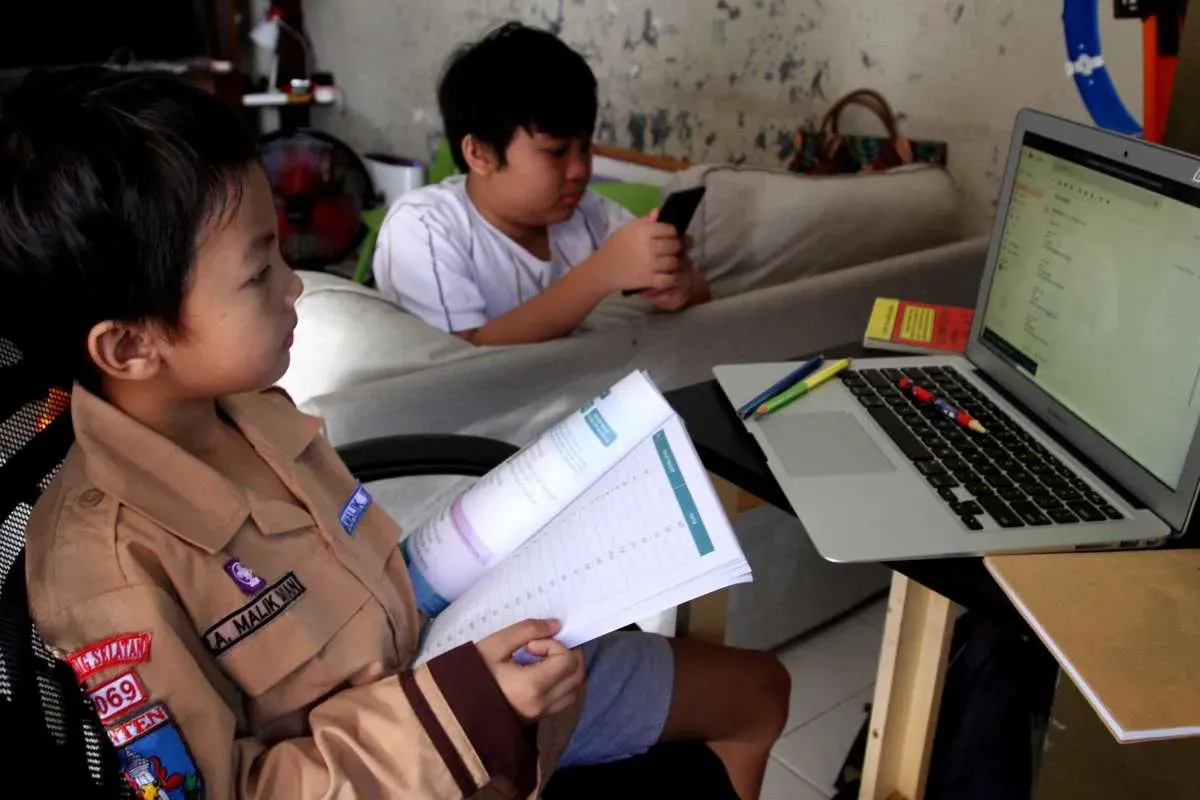 Sekolah Daring: Definisi, Kelebihan, dan Kekurangan bagi Siswa