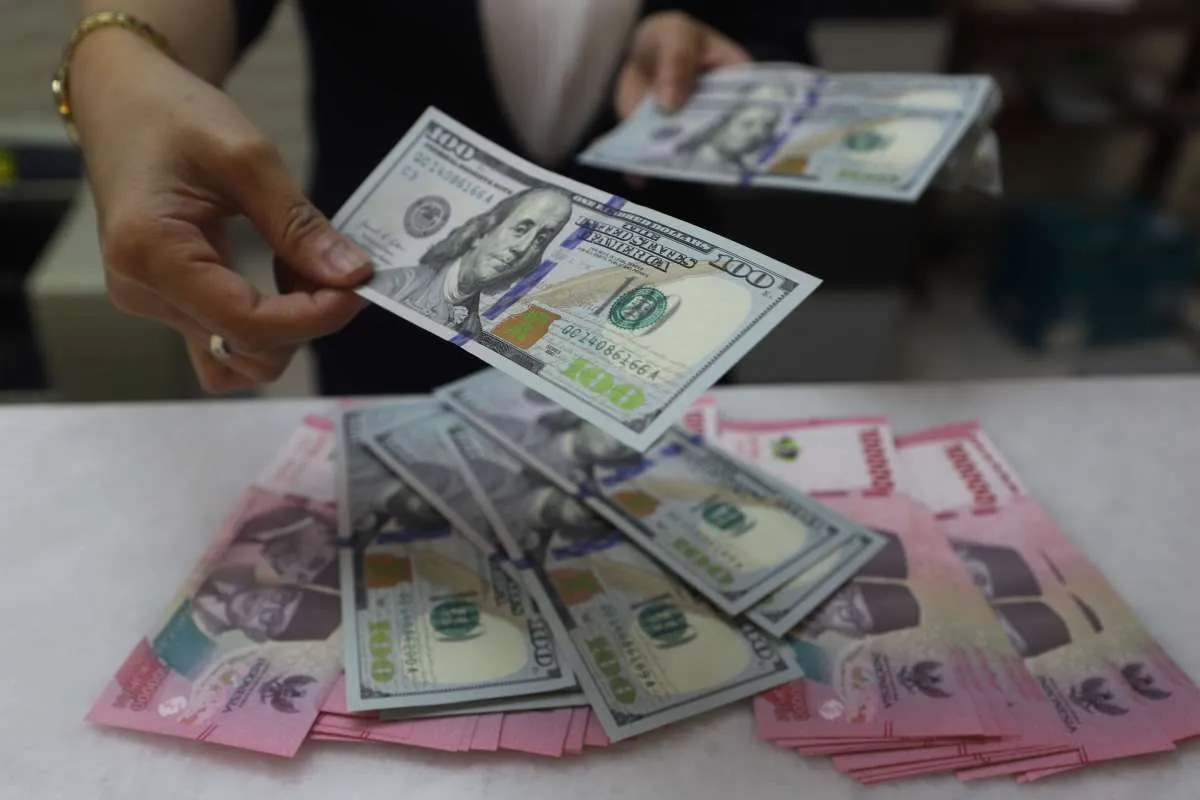 Rupiah Melemah Akibat Sentimen Domestik dan Global
