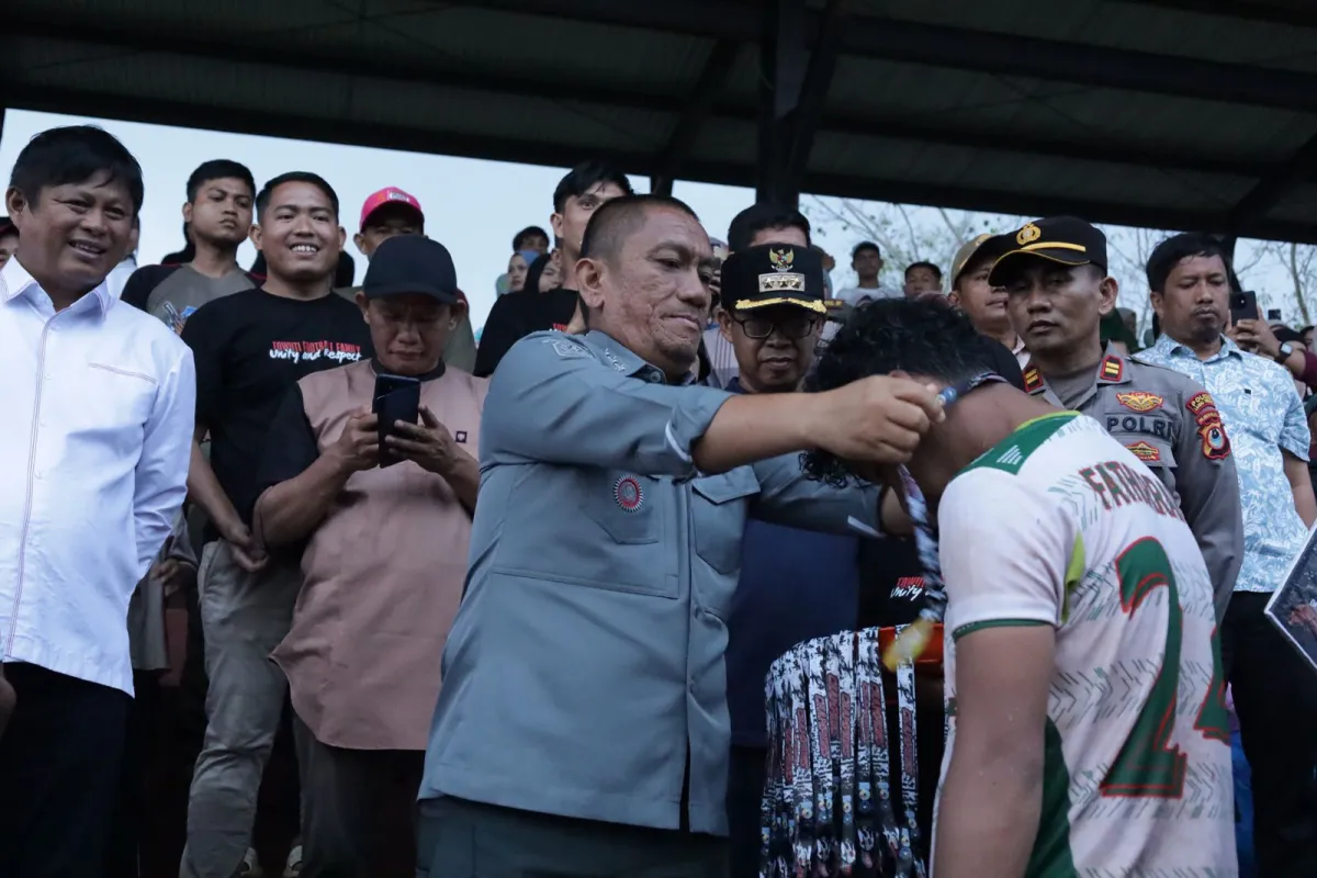 Bupati Luwu Timur Janji Renovasi Lapangan Sepak Bola Standar Nasional Usai Final Turnamen di Towuti