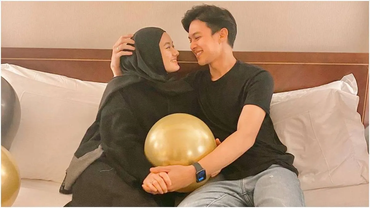 Dinda Hauw dan Rey Mbayang Umumkan Kehamilan Pertama dengan Video USG