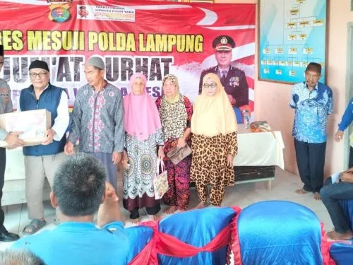 Polres Mesuji Gelar 'Jumat Curhat' dan Bagikan Sembako di Desa Tanjung Harapan