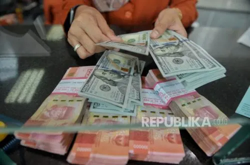 Rupiah Melemah Akibat Penurunan Outlook Moody’s dan Cadangan Devisa