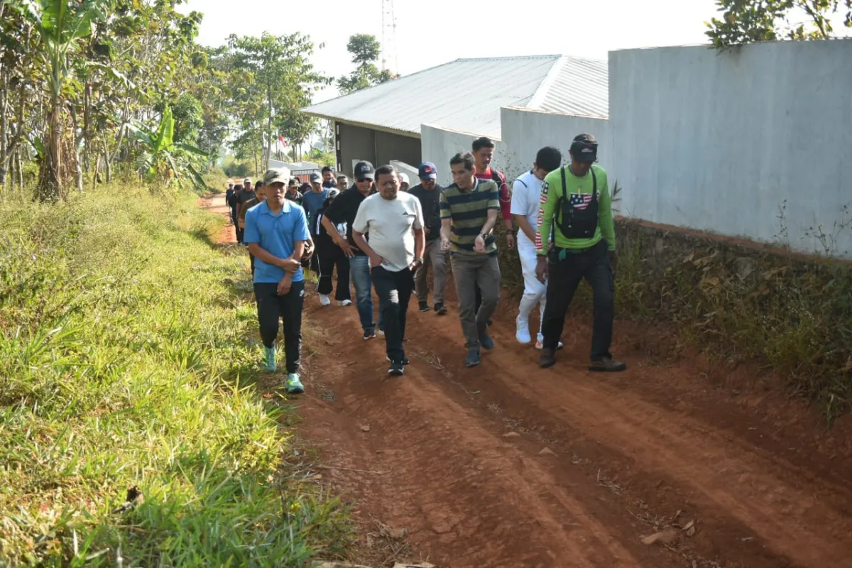 Bupati Sumedang Tinjau Jalan dan Kebun Selada Ekspor di Margalaksana
