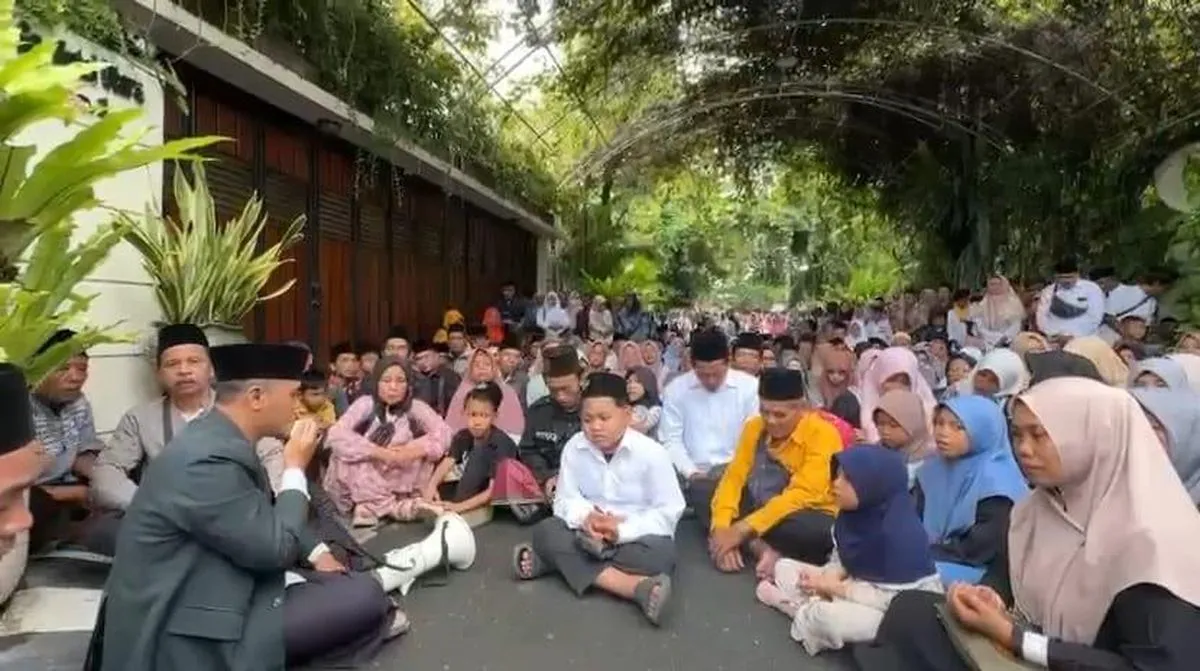 Warga Tahlilan di Depan Rumah Jokowi, Ajudan Konfirmasi Kejadian