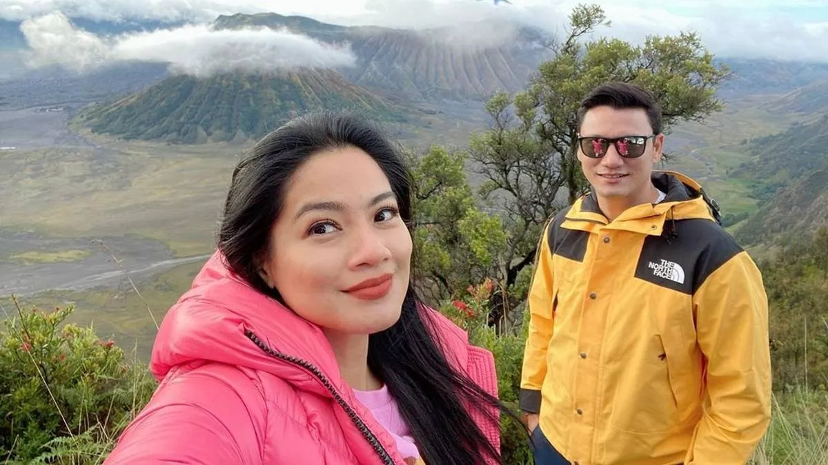 Titi Kamal Sebut Christian Sugiono Mirip Lee Min Ho saat Liburan di Bromo