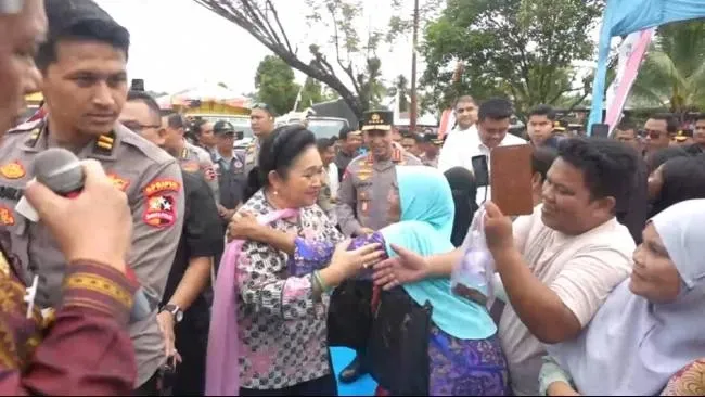 Kapolri dan Titiek Soeharto Tinjau Bantuan untuk Pengungsi di Tapanuli Tengah