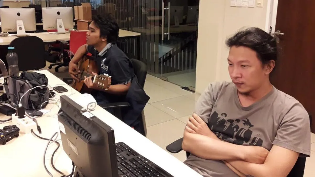 Melodi Kehangatan di Ruang Redaksi: Gitaran Ahmad Fawwaz Usman