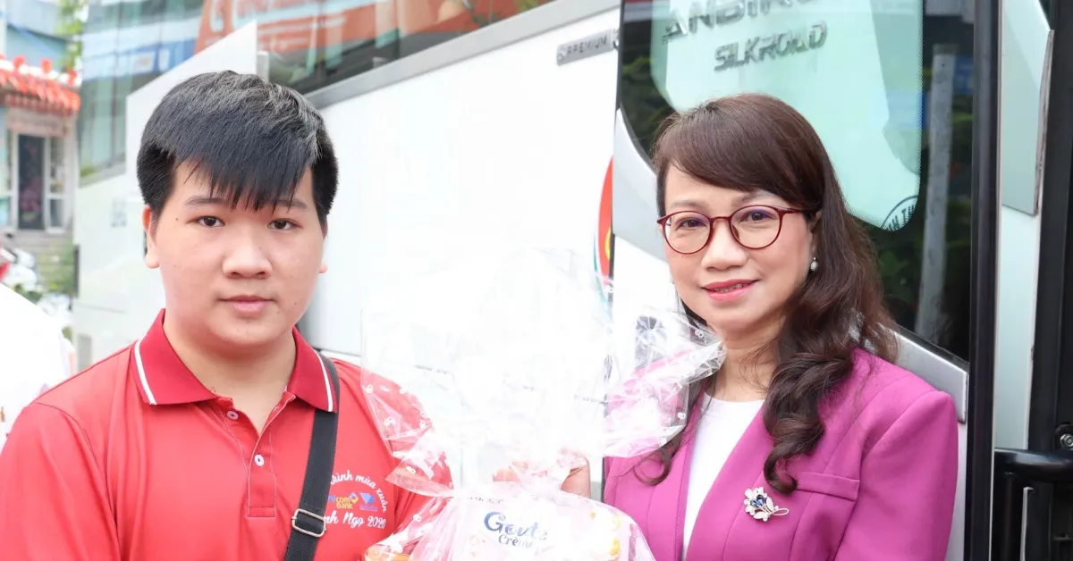 Universitas Nasional Vietnam Ho Chi Minh Berikan Transportasi Gratis untuk Pulang Kampung Saat Tết