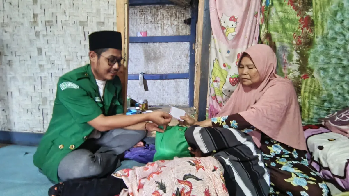 Pemuda Ansor Pamulihan Berikan Santunan untuk Penyandang Disabilitas di Cigendel