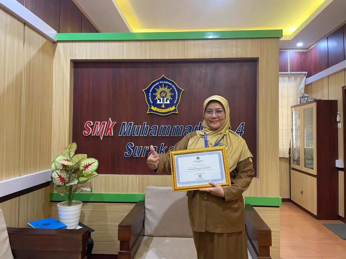 SMK Muhammadiyah 4 Surakarta Terima Penghargaan Lulusan Terbaik