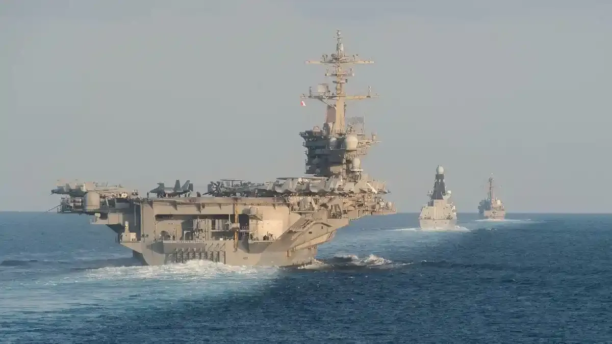 Kunjungan Pejabat AS ke USS Abraham Lincoln Picu Ancaman Iran terhadap Pangkalan Militer