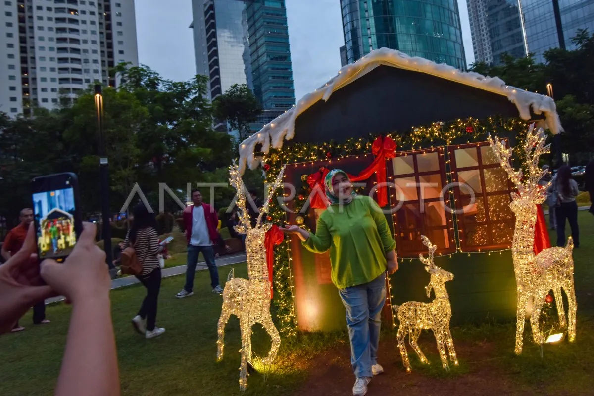 Dekorasi Natal 2025 Memikat Pengunjung di Taman One Satrio