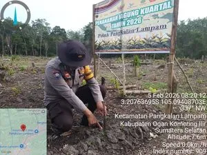 Kapolsek Pangkalan Lampam Awasi Perawatan Lahan Jagung untuk Ketahanan Pangan
