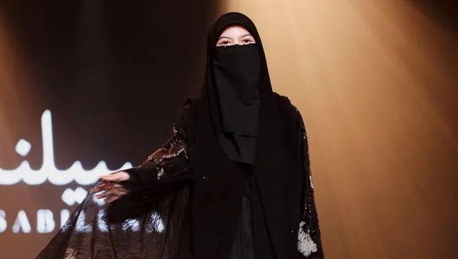 Wardatina Mawa Debut Model Fashion Show Busana Muslim di Tengah Polemik