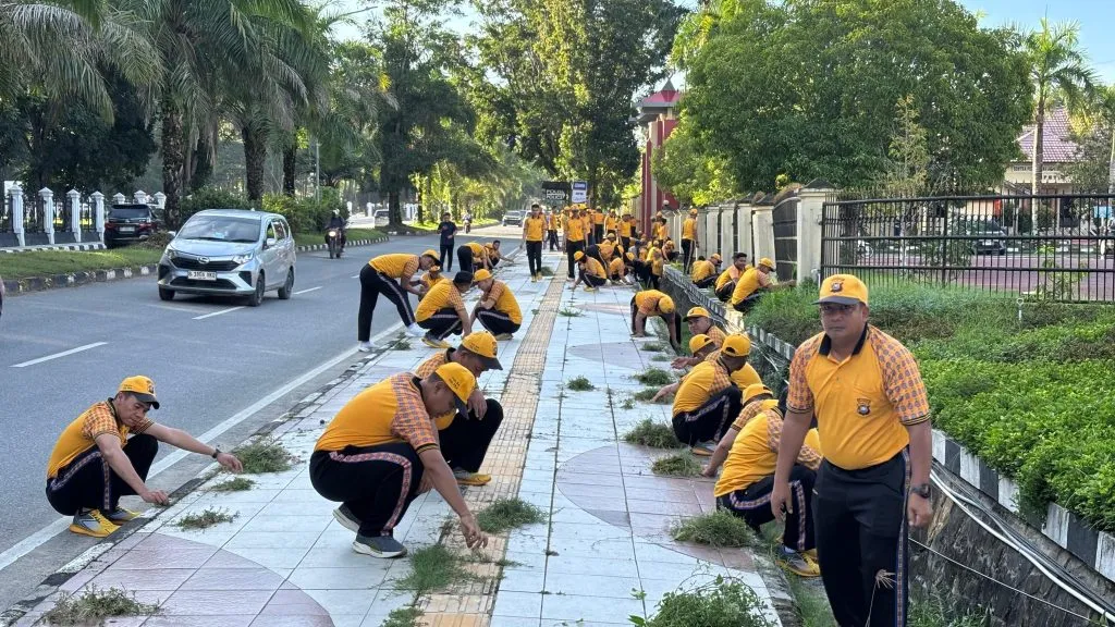 Polda Sultra Laksanakan Korve Serentak untuk Kebersihan Lingkungan