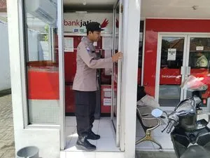 Polsek Kunjang Tingkatkan Keamanan Nasabah Melalui Patroli Perbankan