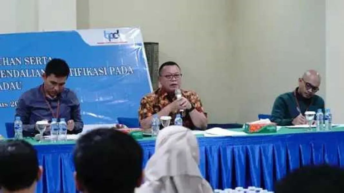 Rokidi Ingatkan Pegawai Bank Kalbar Jauhi Judi Online dalam Kunjungan ke Sekadau