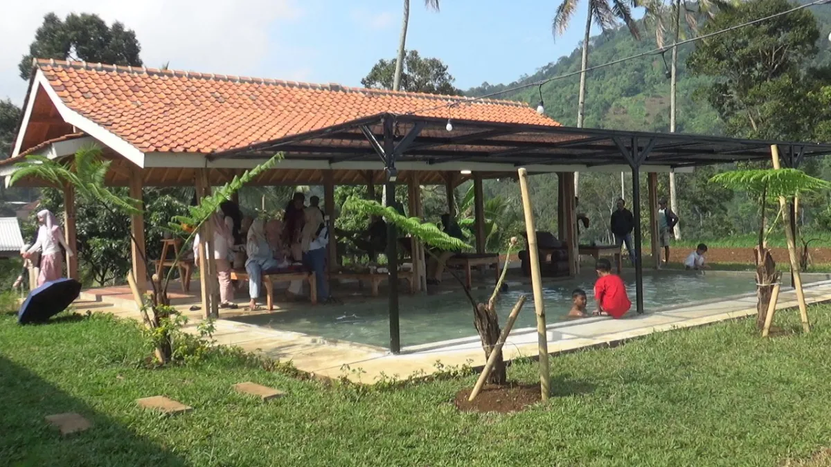 Saung Manangel Cianjur: Menikmati Nasi Liwet dan Durian di Suasana Alam