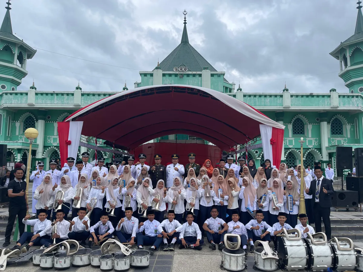 Marching Band Makkiade MTsN 2 Sidrap Sukses Menghiasi HUT RI ke-80
