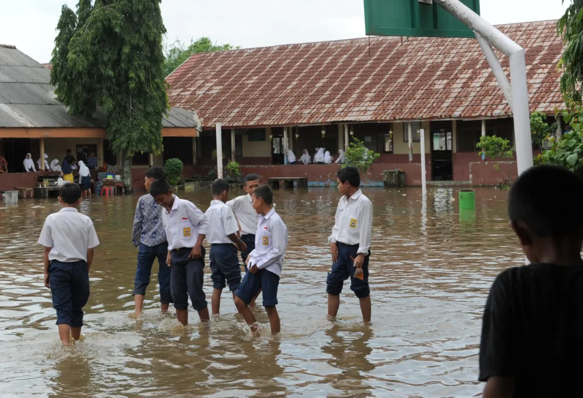 Banjir Rendam Halaman dan Ruang Kelas SMP Negeri 25 Palembang, Dinas Pendidikan Sarankan Pembelajaran Daring