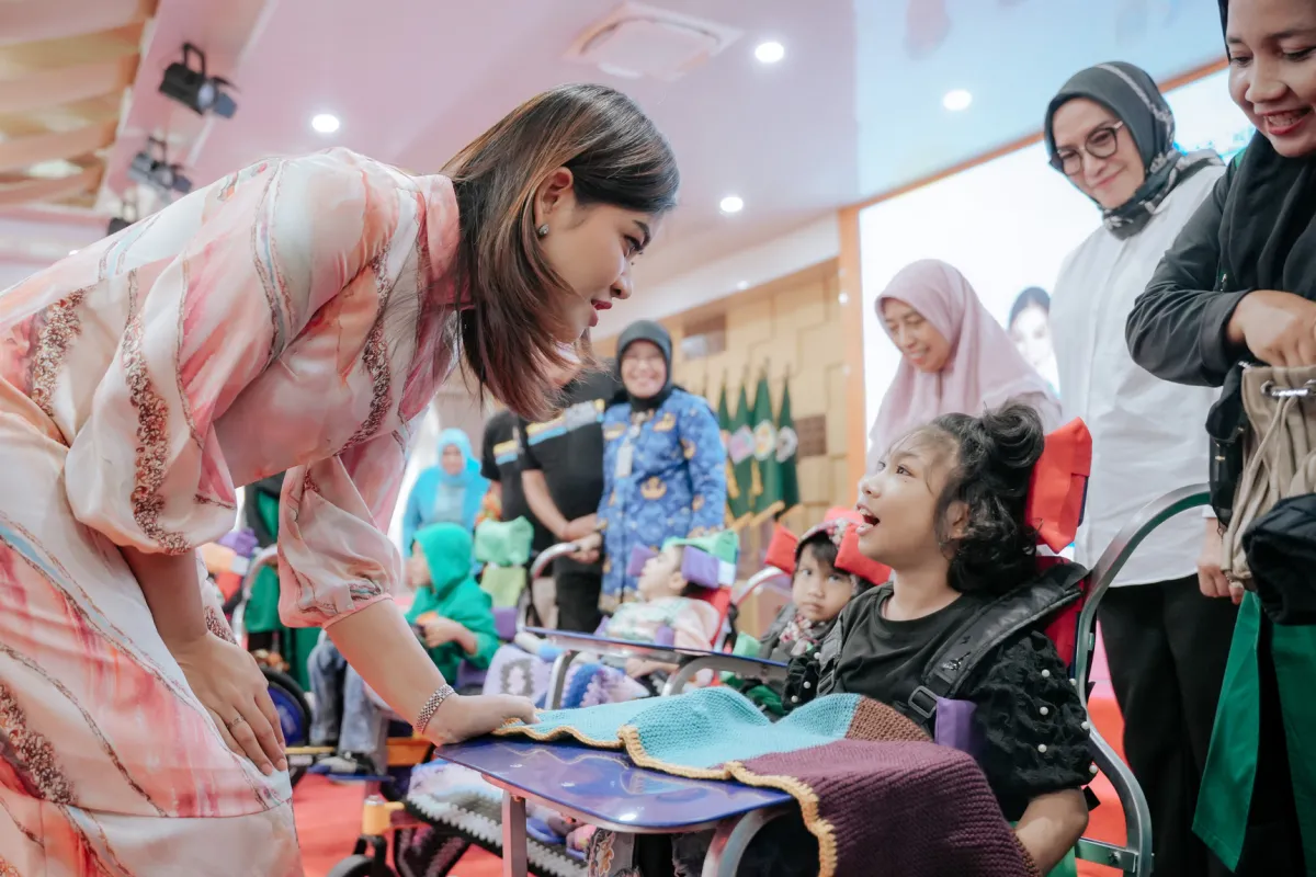 Kahiyang Ayu Serahkan 135 Kursi Roda untuk Anak Penyandang Cerebral Palsy di Sumut