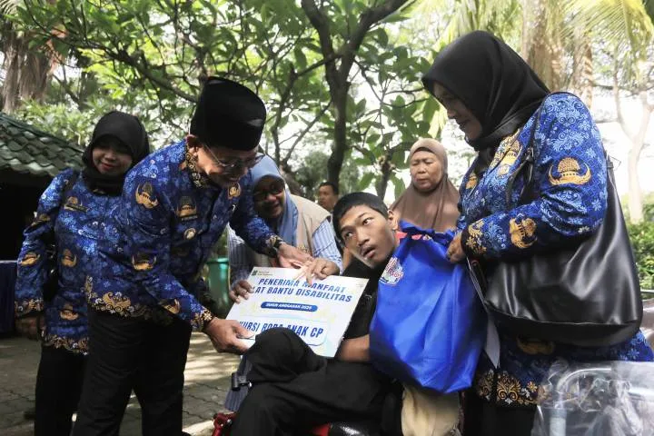 Pemkot Tangerang Serahkan Bantuan untuk Difabel dan Veteran di Hari Pahlawan