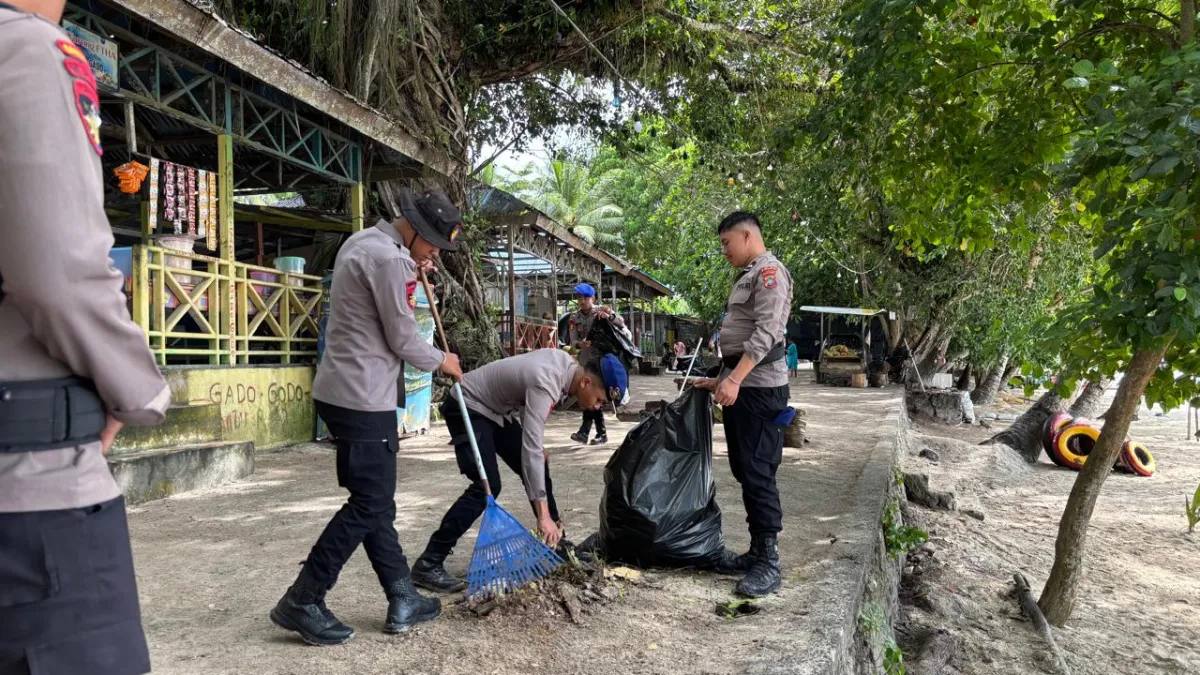 Polisi dan Masyarakat Bersihkan Pantai Pasir Putih untuk Lingkungan Sehat